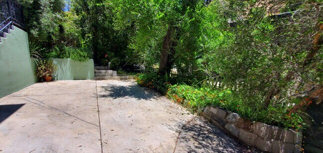 Foto del edificio - 8057 Willow Glen Rd