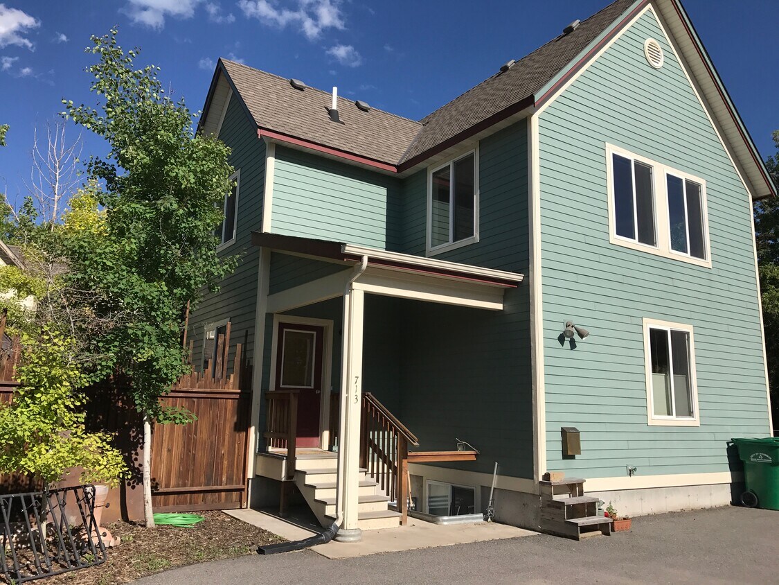 Primary Photo - 713 N Black Ave
