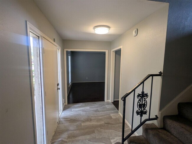 Foto del edificio - MOVE-IN READY 4 BED/ 2.5 BATH HOME IN MIDD...