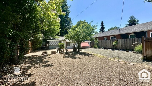 Building Photo - Charming 1-bedroom Duplex With Paid Utilit...