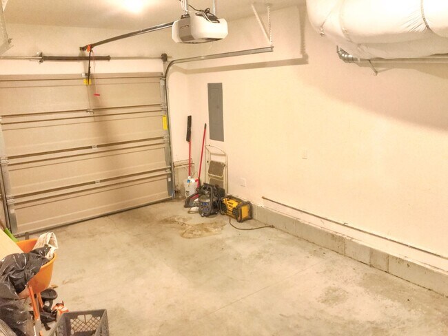 Foto del edificio - Mt. Scott-Arleta Newer Construction Home with AC, Attached Garage, Fenced Backyard