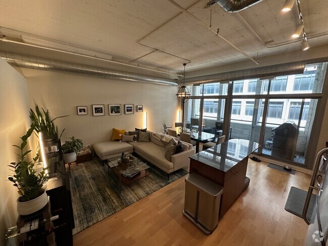 Building Photo - 565 W Quincy St