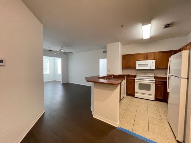 Building Photo - 2 Bed/2 Bath, 2nd Floor Condo at Villa Val...