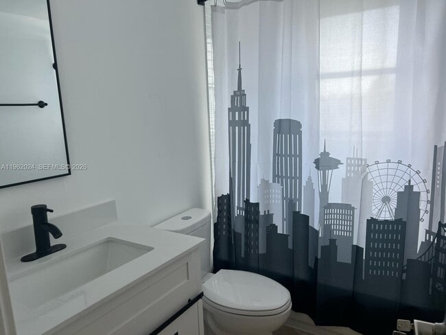 Foto del edificio - 8560 N Sherman Cir