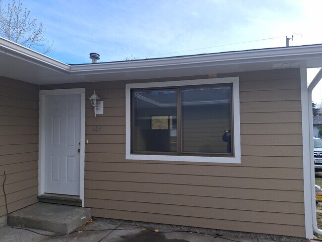 Building Photo - 402 N 19th Ave