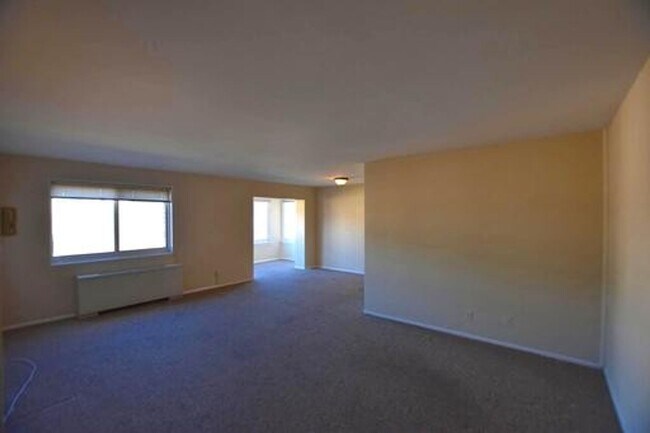 Building Photo - Sunny & Spacious 2BR condo on Knox Rd in C...