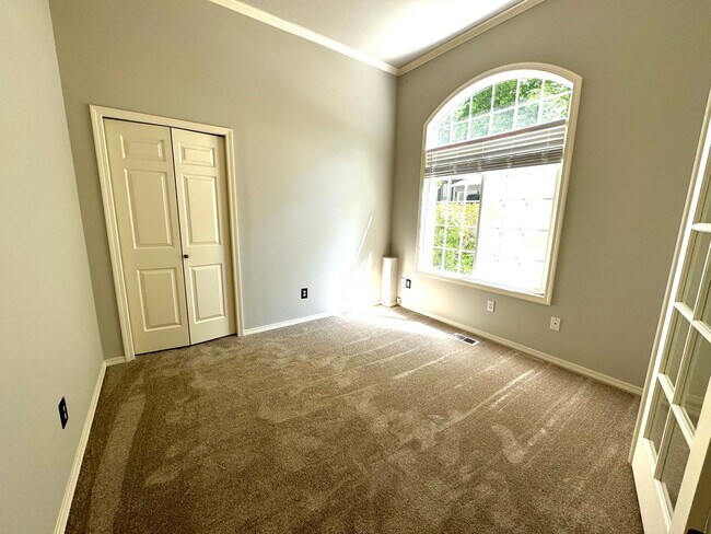 Building Photo - Spacious 4 bedroom plus den in Kirkland Fi...