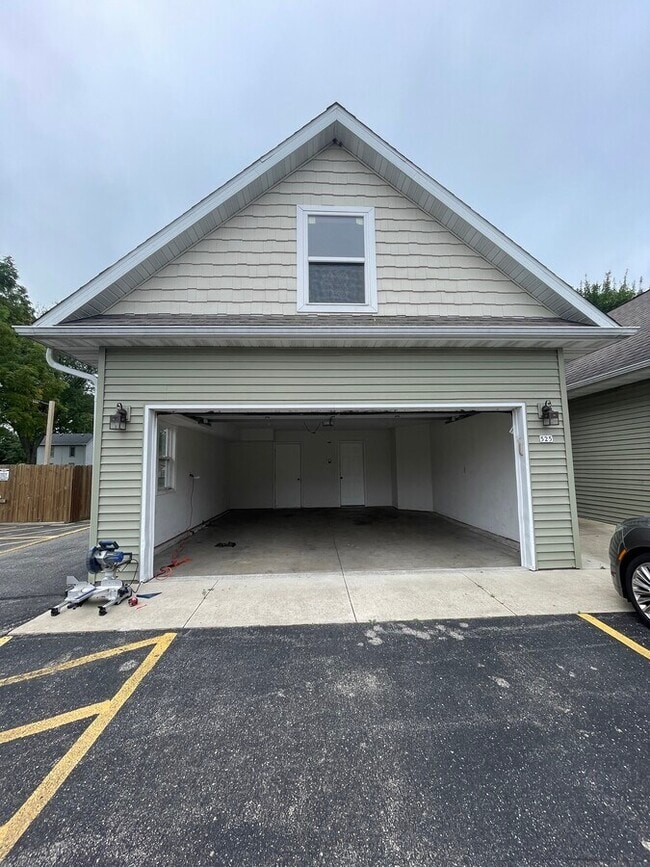 Building Photo - 527 W Harper St