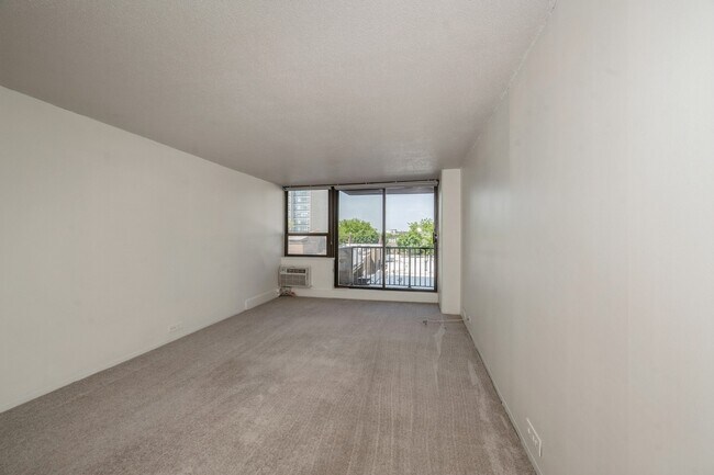 Building Photo - 2740 N Pine Grove Ave