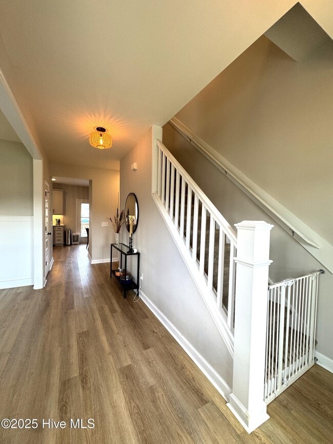 Building Photo - 303 S River Ct