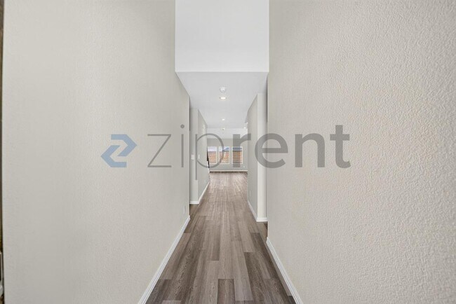 Building Photo - Unit