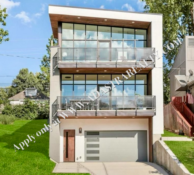 Foto del edificio - Stunning CUSTOM Modern Home in West Plaza-...