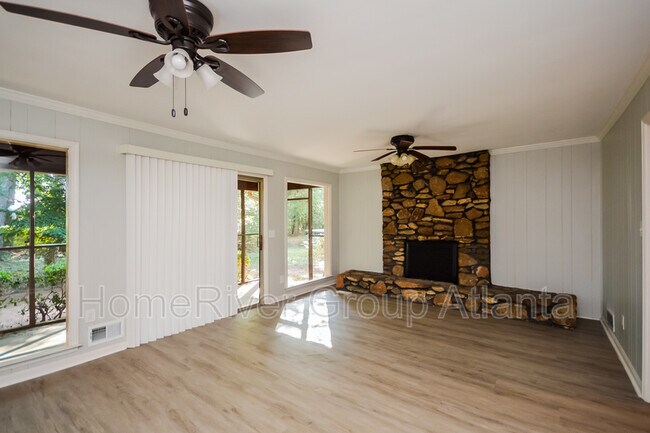Building Photo - 2336 Country Club Dr SE
