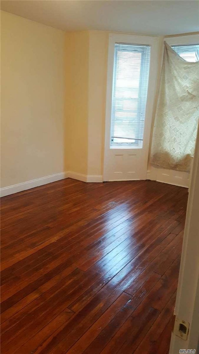 Building Photo - 4 bedroom in Queens NY 11385