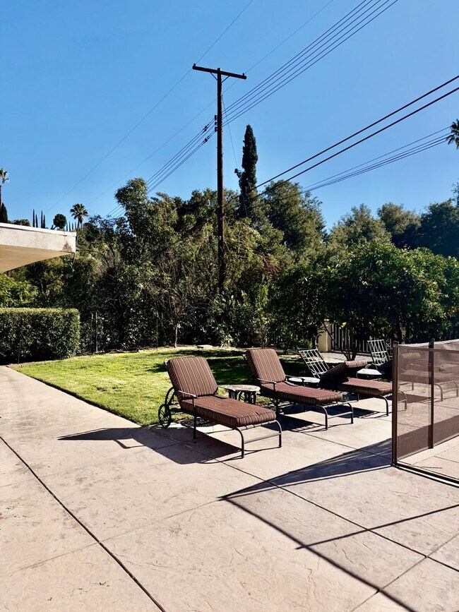 Building Photo - Gorgeous Tarzana Home