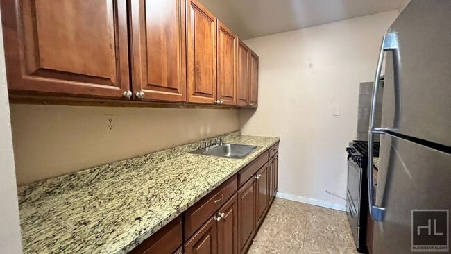 Building Photo - 405 Halsey St