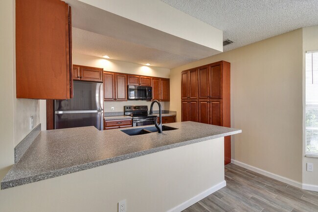Foto del edificio - BEAUTIFUL THREE BEDROOM TOWNHOME WITH GARAGE(AVAILABE NOVEMBER)