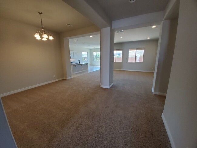 Building Photo - 5 Bedroom - Large Newer Build - Great Loca...