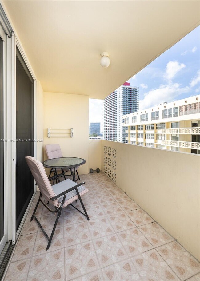 Foto del edificio - 1833 S Ocean Dr
