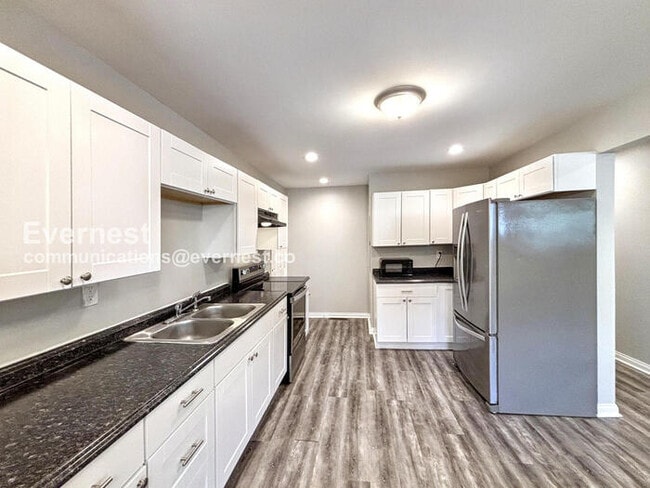 Building Photo - 4 Bed, 2 Bath Home with Modern Amenities / Pet-Friendly / Available Now!