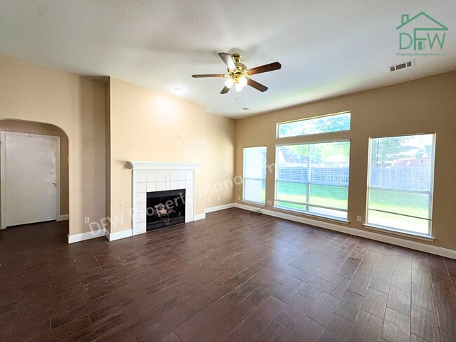 Foto del edificio - Charming Single-Story Home with Fireplace & Island Kitchen in Cedar Hill!