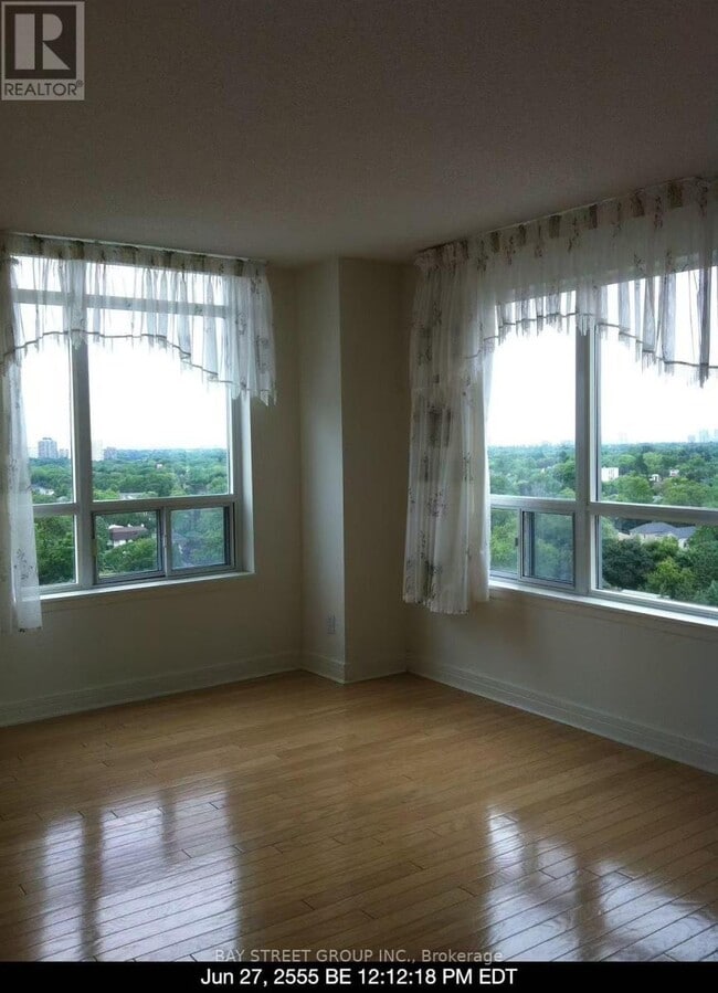 Photo du bâtiment - 18 Harrison Garden Blvd