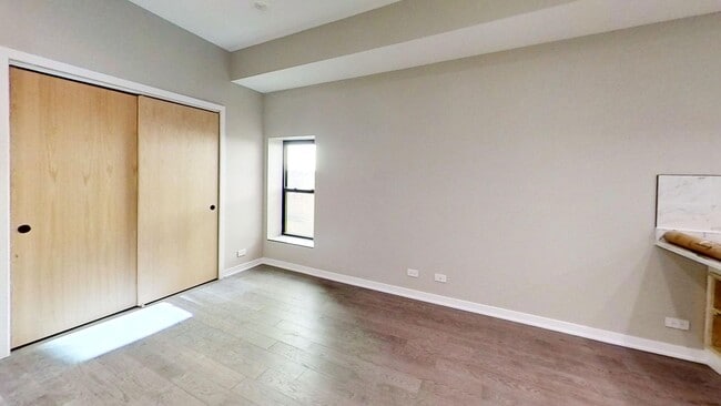 Building Photo - Just Rehabbed Top Floor River North One Be...