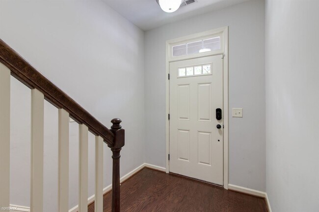 Foto del edificio - 3 br, 3.5 bath Townhome - 7910 Dukes Dynas...