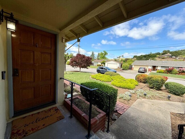 Foto del edificio - THREE BED / TWO BATH SINGLE LEVEL TERRA LINDA HOME WITH FAMILY ROOM AND A/C
