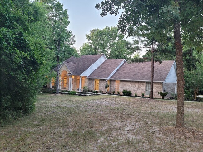 Foto del edificio - 2626 Blue Lake Dr