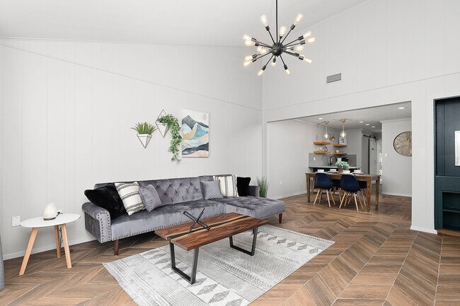 Foto del edificio - Centrally located apartment with pool!