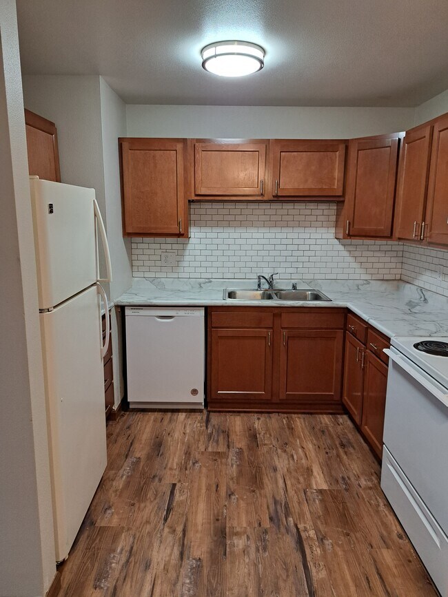 Building Photo - Bridgewood Apartments 907