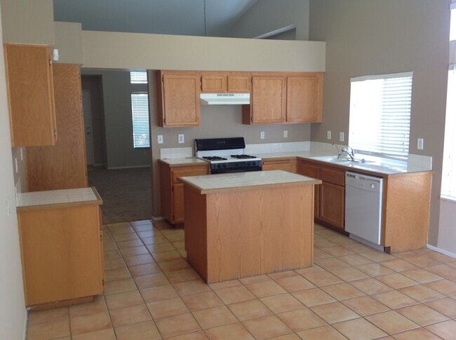 Foto del edificio - 3 BEDROOM, 2 BATHROOM CLOSE TO SCHOOLS!
