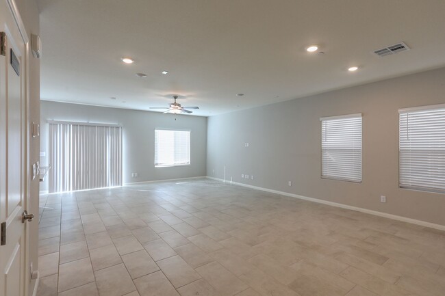 Foto del edificio - 4 Bedroom 2024 Built Cadence In Henderson ...