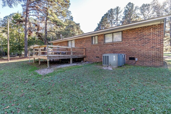 Building Photo - 3 BR, 1.5 BA w/ Garage in Goldsboro