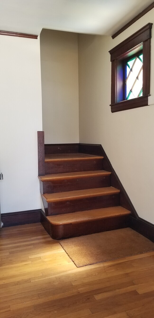 Escalera al apartamento del segundo piso - 35 Grant Ave