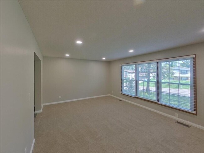 Building Photo - 3210 Hamlet Dr