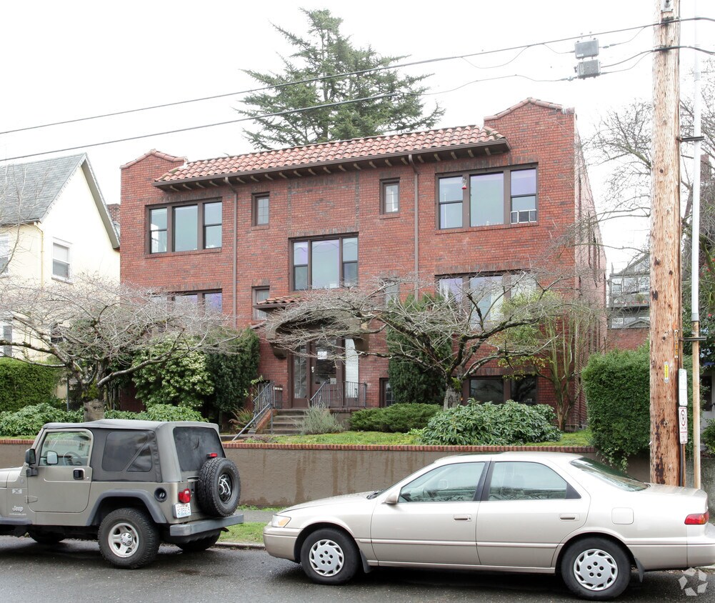 Primary Photo - 2338 Franklin Ave E