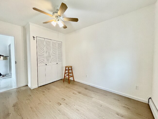 Building Photo - 1159 Throgmorton Ave