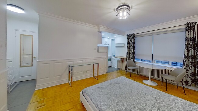 Living Area - 710 Spadina Av