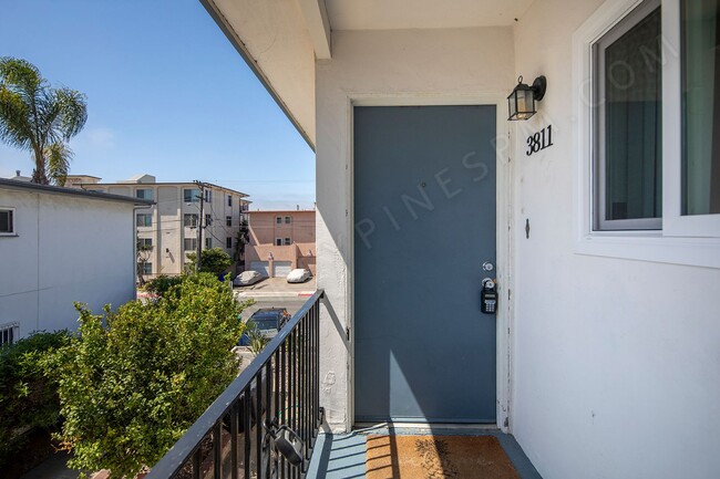 Building Photo - 2 WEEKS FREE!!! 2 BR with Partial Bay Views and Parking!