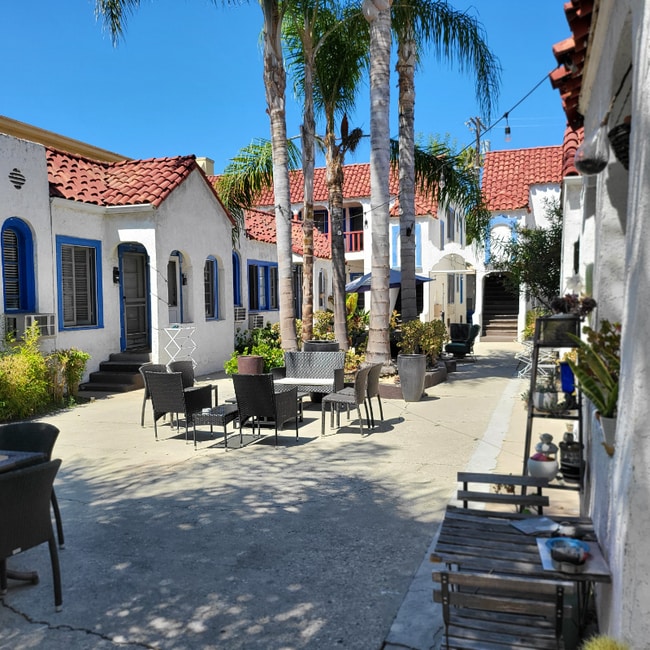 Foto del edificio - 835-835 N Formosa Ave