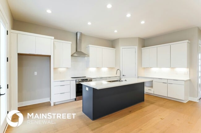 Building Photo - 2142 Oakland St