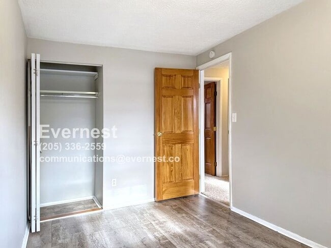 Building Photo - 2068 Robin Hood Dr