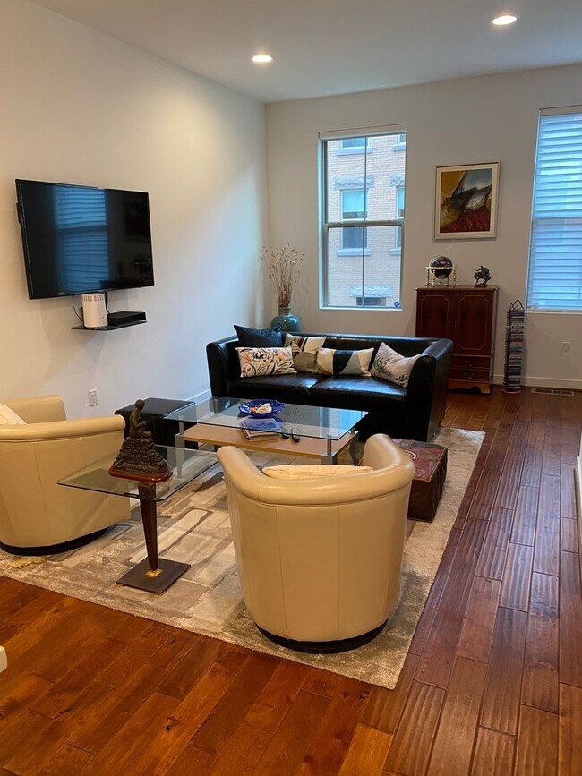 Foto del edificio - Stunning 3-Bedroom Townhome with One-Car G...