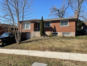 Building Photo - 166 Collings Av