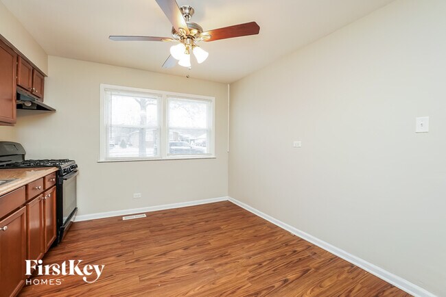 Foto del edificio - 576 Shelly Ln
