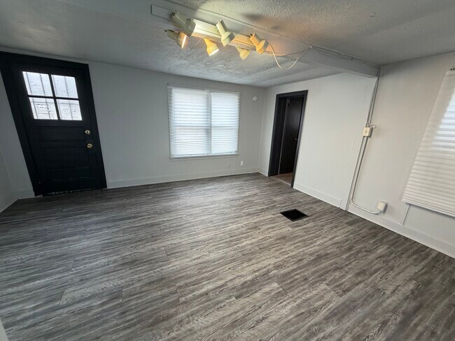 Foto del edificio - 1002 W Williams St