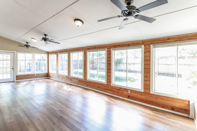 Foto del edificio - 918 Long Prairie Dr