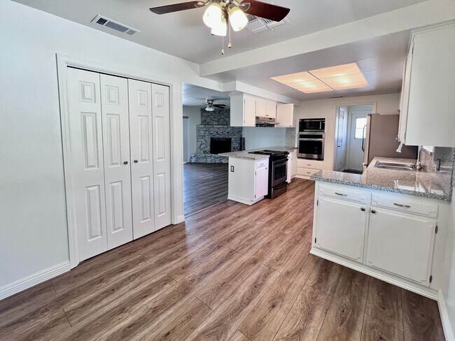 Building Photo - $2,395 Clinton & Maple, 3 Bedroom 2 Bathro...
